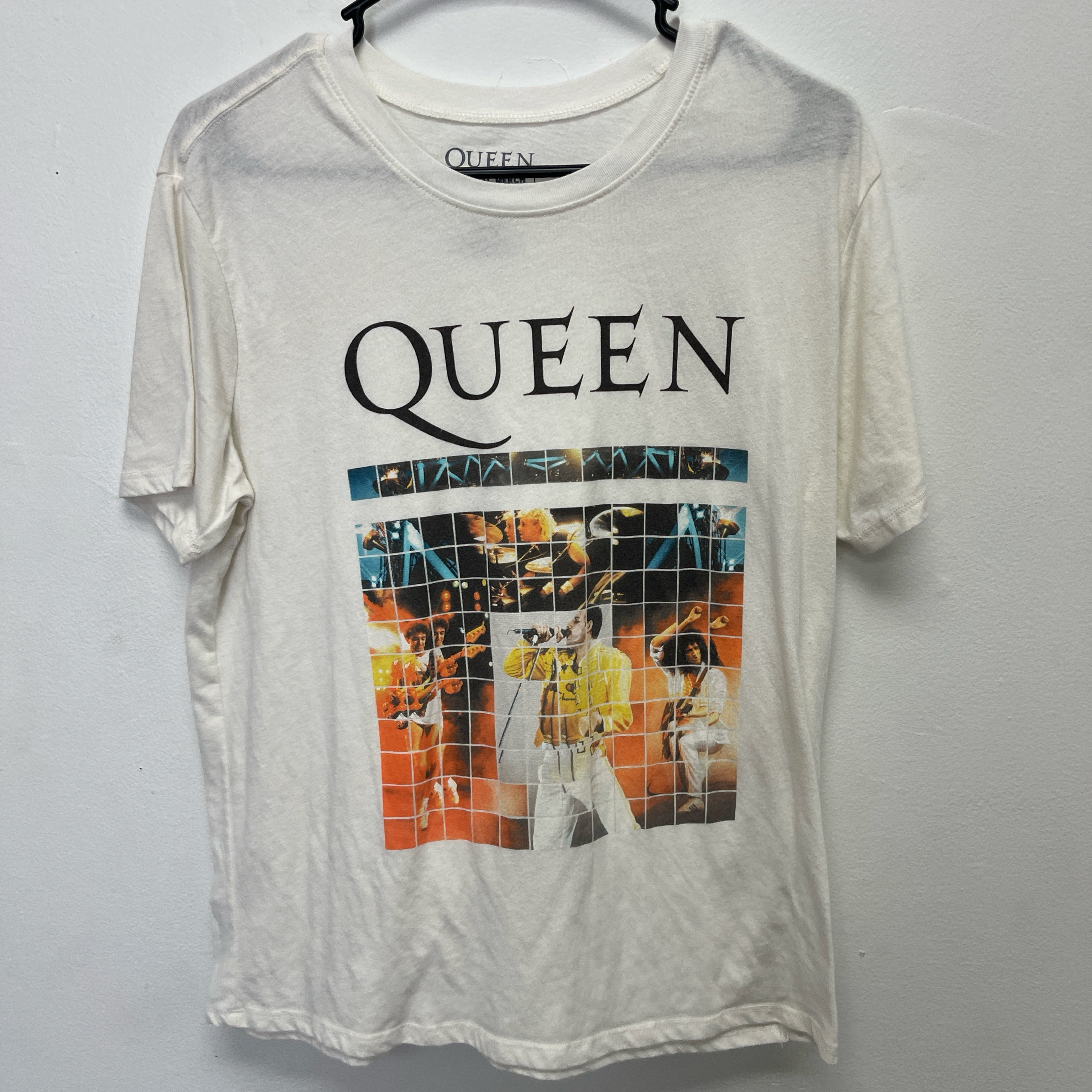 White Queen band tee with bold graphic #rockmusic size small